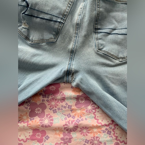 American Eagle distressed light denim sunny jeans size 2 short - Picture 9 of 9